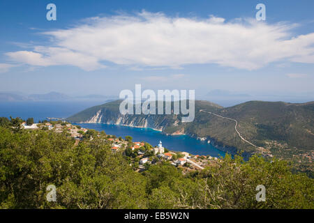 Exogi, Itaca, Isole Ionie, Grecia. Vista dalla collina boscosa sopra il villaggio di Afales Bay e il lontano Continente greco. Foto Stock