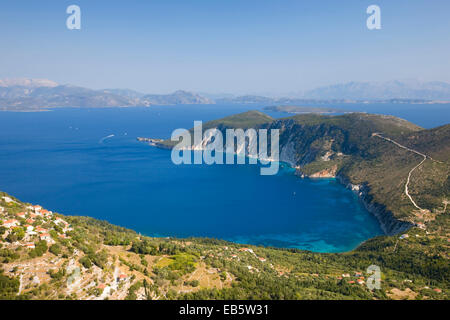 Exogi, Itaca, Isole Ionie, Grecia. Vista dalla collina sopra le profonde acque blu della Baia di Afales del lontano Continente greco. Foto Stock