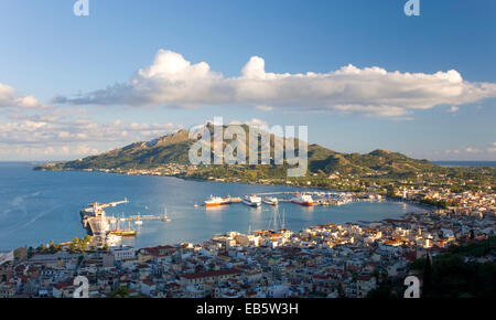 Città di Zacinto, Zante, Isole Ionie, Grecia. Vista da Bochali sopra i tetti della città per il porto e la penisola di Vasilikos. Foto Stock