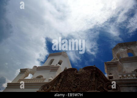 Aria di tempesta la missione di San Xavier del Bac è uno storico spagnolo missione cattolica si trova a sud di Tucson, Arizona Foto Stock