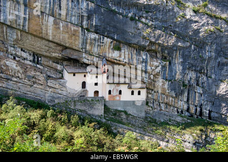 Eremo di San Colombano costruito nella scogliera Trambileno Trentino nord italia Foto Stock