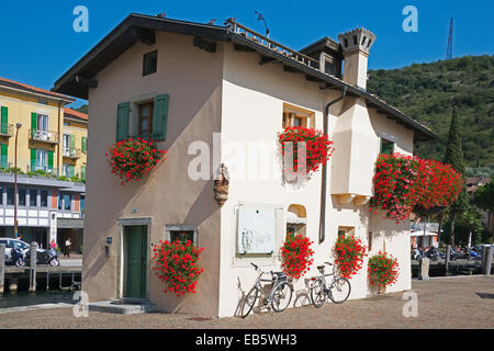 Vecchia casa doganale a Torbole sul lago di Garda Italia Foto Stock