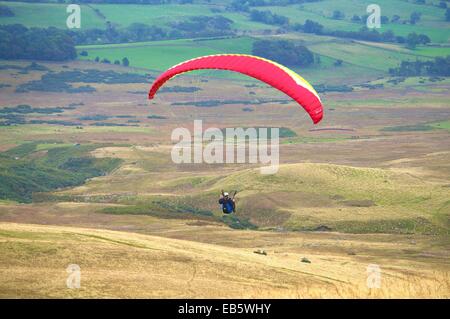 Parapendio volare al di sopra di West è sceso. Parco Nazionale del Distretto dei Laghi Cumbria Inghilterra England Regno Unito. Foto Stock