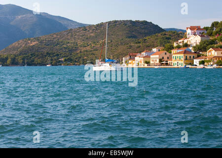 Vathi, Itaca, Isole Ionie, Grecia. Vista attraverso la instabile acque del porto. Foto Stock