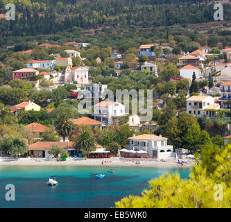 Asos, CEFALLONIA, ISOLE IONIE, Grecia. Vista sul pittoresco porto per il villaggio e la spiaggia. Foto Stock