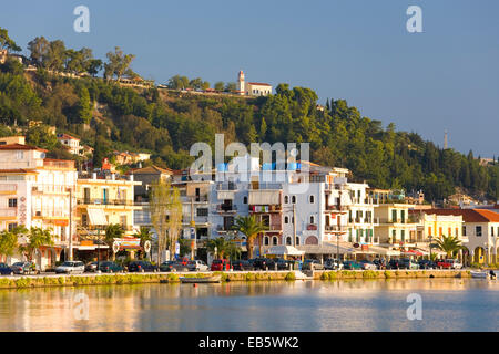 Città di Zacinto, Zante, Isole Ionie, Grecia. Vista sul porto per il lungomare, la mattina presto. Foto Stock