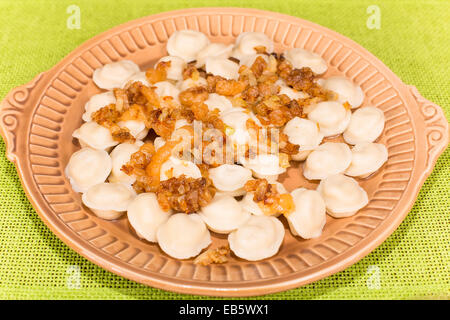 Fatta in Casa gnocchi con cipolle fritte e bacon Foto Stock