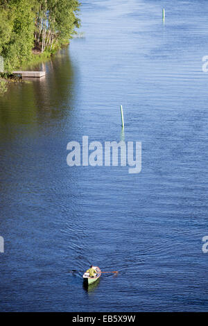 Veduta aerea di un uomo che rema una barca a remi / skiff / dinghy al fiume Leppävirta , Finlandia Foto Stock