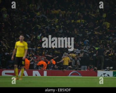 Londra, Regno Unito. 26 Nov, 2014. Champions League. Arsenal contro il Borussia Dortmund. Il Dortmund fan fare la celebrazione di Poznan. Credito: Azione Sport Plus/Alamy Live News Foto Stock