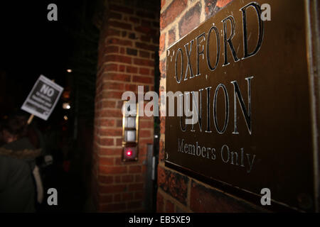 Oxford, Regno Unito. 26 Novembre, 2014. Gruppo antifascista protestare fuori Oxford unione contro Tommy Robinson di parlare all'Unione. Credito: Credito: Pete Lusabia/ Alamy Live News Foto Stock