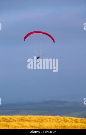 Parapendio volare al di sopra di West è sceso. Parco Nazionale del Distretto dei Laghi Cumbria Inghilterra England Regno Unito. Foto Stock