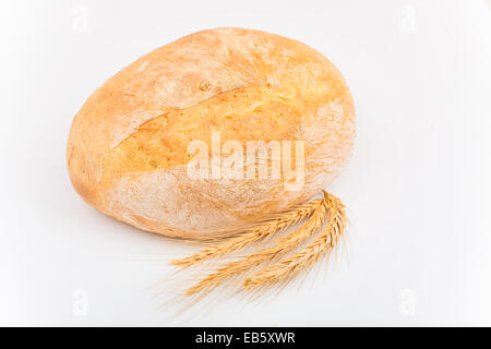 Spighe di grano duro su uno sfondo ucraino pagnotte di pane Foto Stock