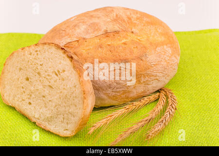 Spighe di grano duro su uno sfondo ucraino pagnotte di pane Foto Stock