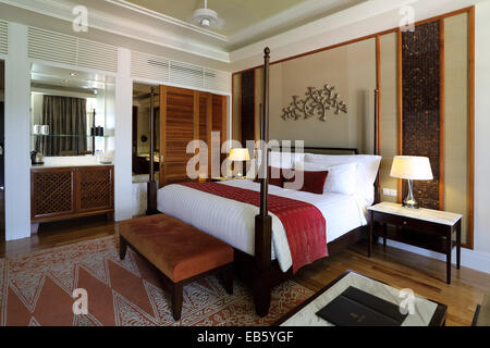 Una camera da letto con un letto a baldacchino al Danna hotel a Langkawi, Malesia. L'hotel offre alloggi di lusso vicino alla spiaggia. Foto Stock