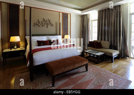 Una camera da letto con un letto a baldacchino al Danna hotel a Langkawi, Malesia. L'hotel offre alloggi di lusso vicino alla spiaggia. Foto Stock
