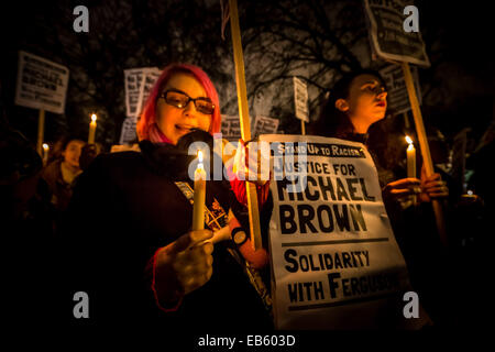 Giustizia per Michael Brown. Circa 200 manifestanti e sostenitori di nero vive la materia e Stand fino al razzismo si radunano davanti all'Ambasciata degli Stati Uniti a Londra in solidarietà per la recente morte di Michael Brown. Il 9 agosto 2014, Michael Brown Jr., un 18-anno-vecchio americano africano uomo, fu fatalmente di colpo da 28-anno-vecchio Ferguson bianco funzionario di polizia Darren Wilson nella città di Ferguson, Missouri, Stati Uniti. Foto Stock