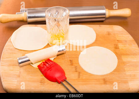 Preparazione di pasta per cannoli utilizzando tubi di pasticceria Foto Stock