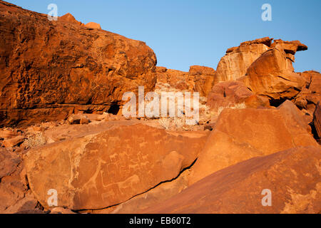 Piastra di Lion con Lion Man a Twyfelfontein antiche incisioni rupestri del sito - Damaraland - Regione di Kunene, Namibia, Africa Foto Stock