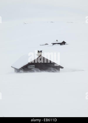 Rifugi in montagna in inverno il paesaggio con vento neve soffiata in primo piano Foto Stock