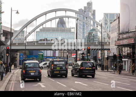 Guardando verso il basso Shoreditch High Street verso la città di Londra che mostra Heron Tower e 30 St Mary Axe (il Gherkin), Regno Unito Foto Stock