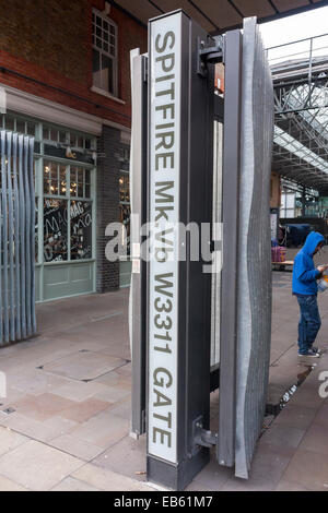 Spitfire Mk.vb W3311 porta d'ingresso alla vecchia Spitalfields Market, Shoreditch, London, Regno Unito Foto Stock