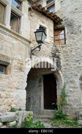 Un portale ad arco nel borgo fortificato medievale di Le Poët-Laval, Drôme Provençale, Francia. Foto Stock