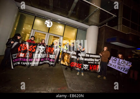 Londra, Regno Unito. 26 Nov, 2014. Guerra di classe "poveri" porta la segregazione di credito di protesta: Guy Corbishley/Alamy Live News Foto Stock