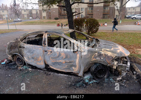 Ferguson, STATI UNITI D'AMERICA. 26 Nov, 2014. Un bruciato auto è visto presso la scena in cui Michael Brown è stato girato in Ferguson, St. Louis County, Missouri, Stati Uniti, nov. 26, 2014. Facce Ferguson disordini come Ringraziamento vacanza approcci. Credito: Yin Bogu/Xinhua/Alamy Live News Foto Stock