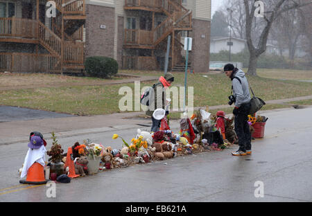 Ferguson, STATI UNITI D'AMERICA. 26 Nov, 2014. I giornalisti di scattare foto alla scena in cui Michael Brown è stato girato in Ferguson, St. Louis County, Missouri, Stati Uniti, nov. 26, 2014. Facce Ferguson disordini come Ringraziamento vacanza approcci. Credito: Yin Bogu/Xinhua/Alamy Live News Foto Stock