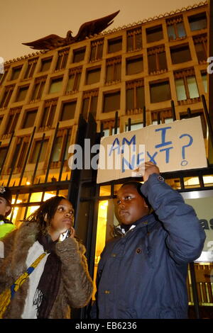 Londra, Regno Unito. 26 Nov, 2014. Un evento chiamato alluvione Embassy - Giustizia per Michael Brown - Darren Wilson è colpevole, svoltosi a Londra il credito: Rachel Megawhat/Alamy Live News Foto Stock