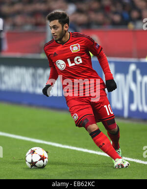 Leverkusen, Germania. 26 Nov, 2014. Champions League, Bayer 04 Leverkusen vs come Monaco. Hakan Calhanoglu di Leverkusen controlla la palla. Credito: Juergen schwarz/Alamy Live News Foto Stock