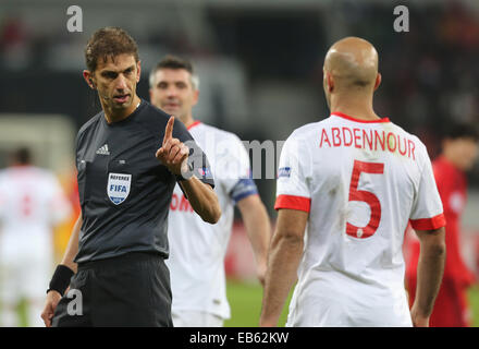 Leverkusen, Germania. 26 Nov, 2014. Champions League, Bayer 04 Leverkusen vs come Monaco. Arbitro Paolo Tagliavento dà istruzioni al Aymen Abdennour di Monaco. Credito: Juergen schwarz/Alamy Live News Foto Stock