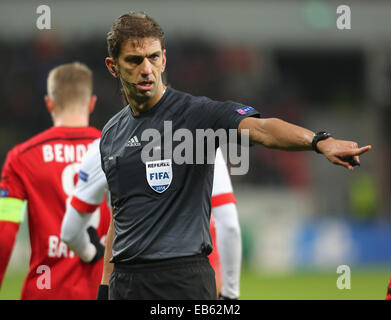 Leverkusen, Germania. 26 Nov, 2014. Champions League, Bayer 04 Leverkusen vs come Monaco. Arbitro Paolo Tagliavento dà istruzioni. Credito: Juergen schwarz/Alamy Live News Foto Stock