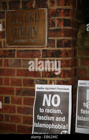 Oxford, Regno Unito. 26 Novembre, 2014. Gruppo antifascista protestare fuori Oxford unione contro Tommy Robinson di parlare all'Unione. Credito: Pete Lusabia/Alamy Live News Foto Stock