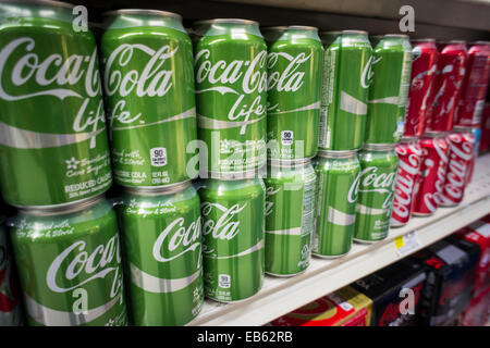 Sei confezioni di lattine di coca cola nuova vita in un supermercato a New York Foto Stock