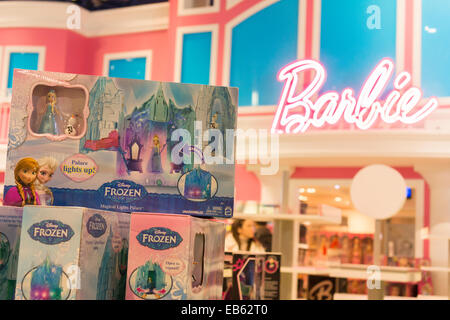 Disney merce congelata è visibile nella parte anteriore del display di Barbie a Toys R Us in Times Square a New York Foto Stock