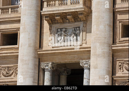 Scultura in pietra sopra la porta di ingresso alla Basilica di San Pietro nella città di Roma, Italia. Foto Stock