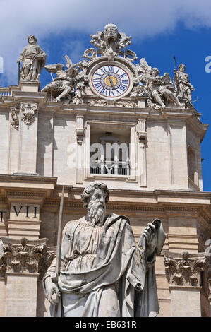 San Paolo 's statua che tiene una spada all esterno della basilica nella Città del Vaticano, Italia. Foto Stock