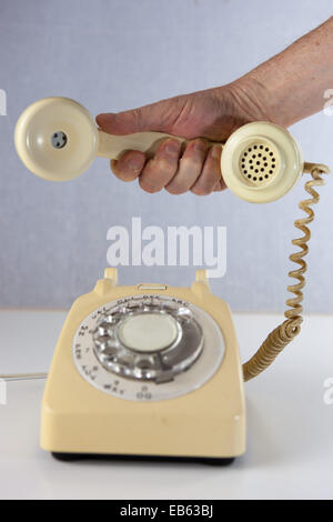 Rispondere a un vecchio manopola telefono. Foto Stock