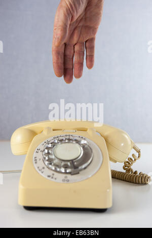 Rispondere a un vecchio manopola telefono. Foto Stock