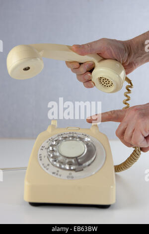 Riagganciare una chiamata su un vecchio telefono. Foto Stock