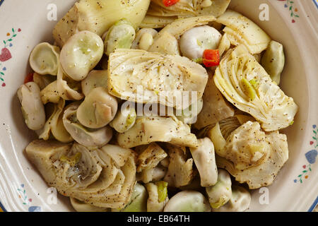 Un trito di carciofo e Fava Insalata di fagioli: Salatet stolto Akhdar Foto Stock