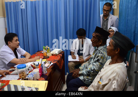 Alcuni medici esamina il paziente. Slamet, 59, è creduto di essere affetti da neurofibromatosi. Foto Stock