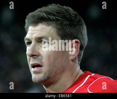 Sofia, Bulgaria. 26 Nov, 2014. Steven Gerrard/Liverpool, prima egli calci un corne.partite di Champions League 2014/15, fase di gruppo, quinta giornata, Ludogorez Razgrad vs Liverpool FC, .il bulgaro champions riceve il team di Liverpool e non è in grado di utilizzare con un 2:2 disegna la sua ultima possibilità di andare avanti in questa competizione. Credito: Wolfgang Fehrmann/Wolfgang Fehrmann/ZUMA filo/Alamy Live News Foto Stock