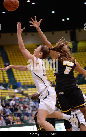 Williamsburg, VA, Stati Uniti d'America. 26 Nov, 2014. 20141126 - William e Maria guard Jenna verde (12) punteggi passato Virginia Commonwealth Chadarryl guardia di argilla (5), destra nella prima metà di un NCAA donna gioco di basket a Kaplan Arena a Williamsburg, Virginia William e Maria ha sconfitto la VCU, 56-48. © Chuck Myers/ZUMA filo/Alamy Live News Foto Stock