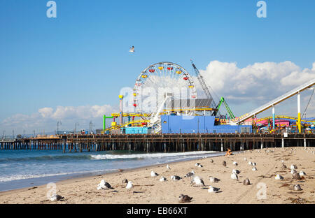 Vista del molo di Santa Monica e la spiaggia con i gabbiani - un famoso punto di riferimento locale a Santa Monica, California Foto Stock
