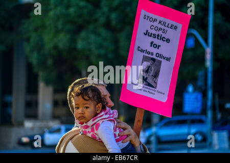 Los Angeles, Stati Uniti d'America. 26 Novembre, 2014. Ferguson manifestanti a Federal Courthouse in downtown Los Angeles in California. Credito: Chester marrone/Alamy Live News Foto Stock