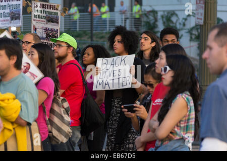 Los Angeles, Stati Uniti d'America. 26 Novembre, 2014. Ferguson manifestanti a Federal Courthouse in downtown Los Angeles in California. Credito: Chester marrone/Alamy Live News Foto Stock