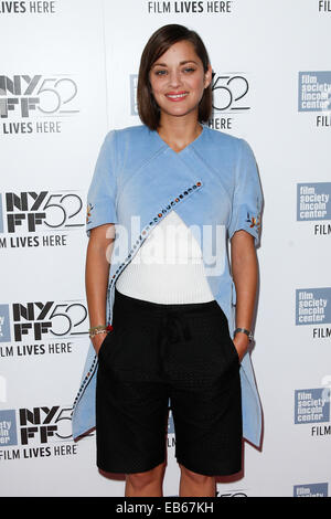 Marion Cotillard assiste la "due giorni e una Notte' premiere durante la cinquantaduesima New York Film Festival di Alice Tully Hall. Foto Stock