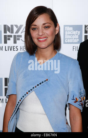 Marion Cotillard assiste la "due giorni e una Notte' premiere durante la cinquantaduesima New York Film Festival di Alice Tully Hall. Foto Stock